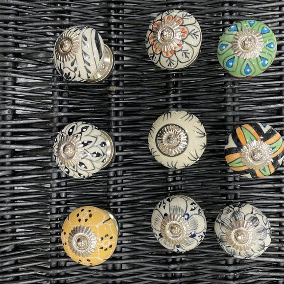 Many sets of 6 new Black and white knobs/pulls - Picture 2 of 7